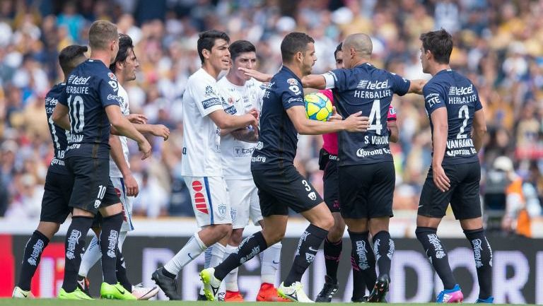 Jugadores de Pumas y Tuzos discuten en el terreno de juego