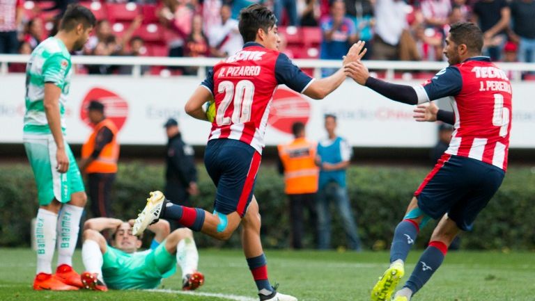 Rodolfo Pizarro festeja con Pereira su gol contra Santos