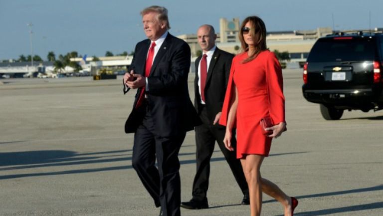 Donald Trump camina junto a Melania a su llegada al Aeropuerto de Palm Beach