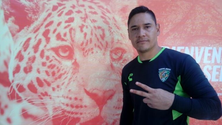 Moisés Muñoz posa junto a la imagen de un jaguar