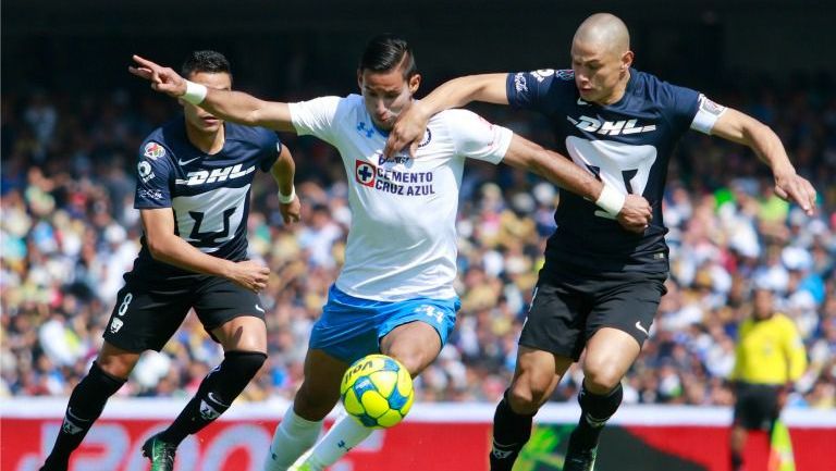 Benítez y Verón disputan un balón en juego Cruz Azul vs Pumas del C2017