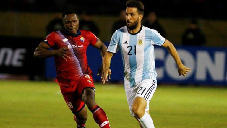 Canuto conduce el balón ante la presión de Borja