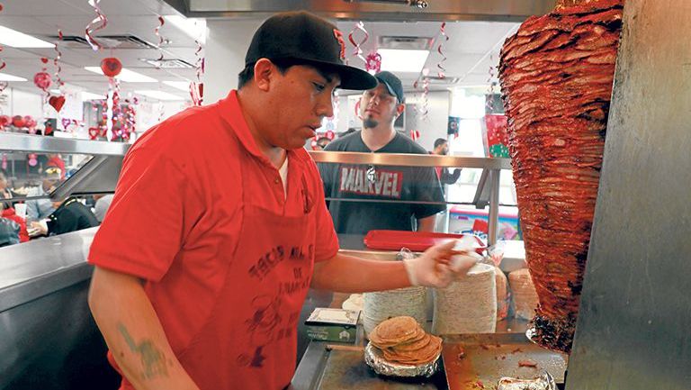 Hombre prepara tacos al pastor en 'El Gordo'