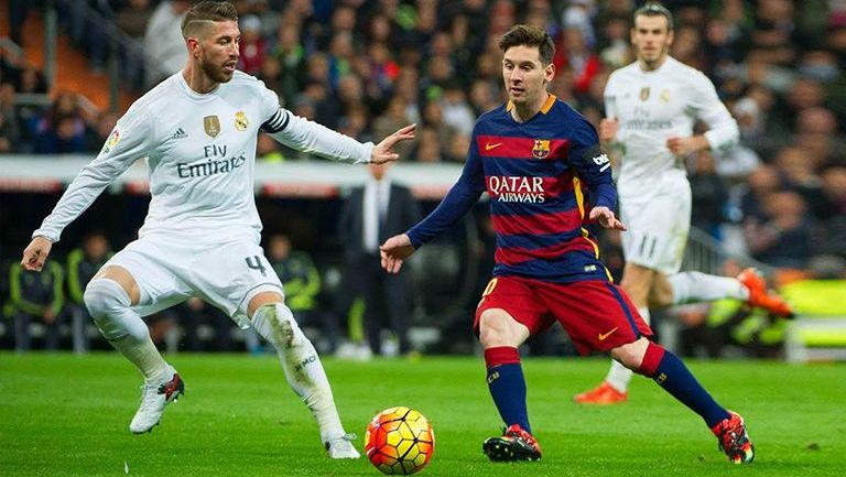 Messi conduce el balón ante la marca de Sergio Ramos 
