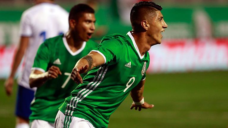 Alan Pulido festeja el gol de la victoria contra Islandia 