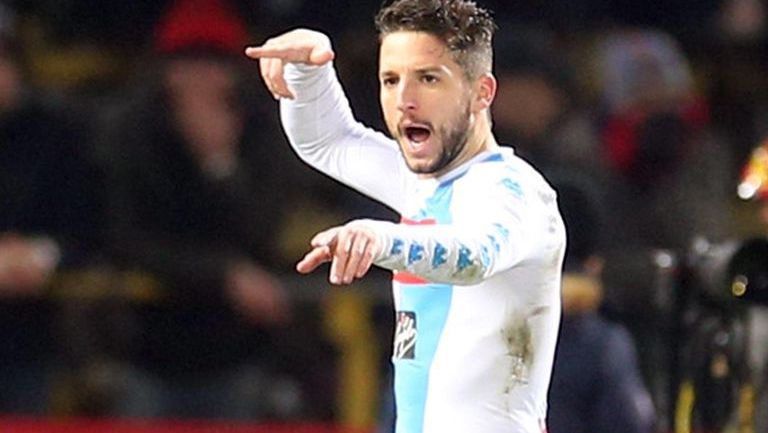 Dries Mertens celebra un gol con el jersey blanco del Nápoles