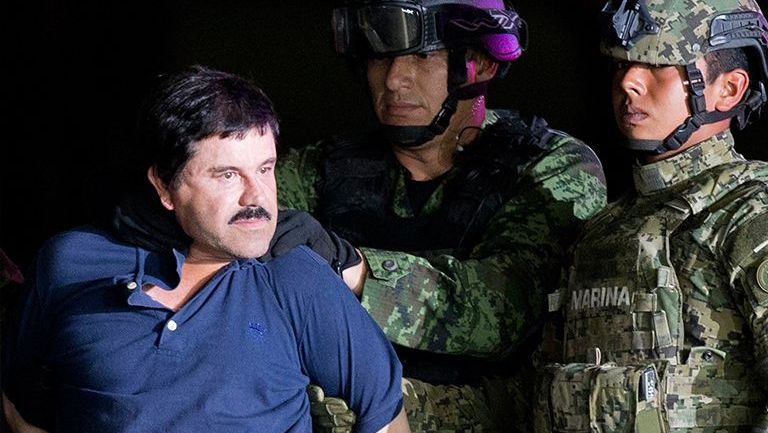 El Chapo Guzmán es escoltado por miembros del ejército