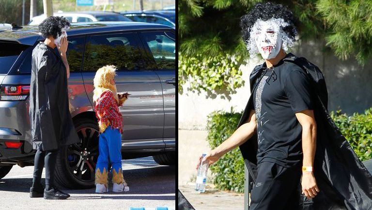 Con máscara, peluca y capa, Cristiano fue a recoger a su hijo al colegio