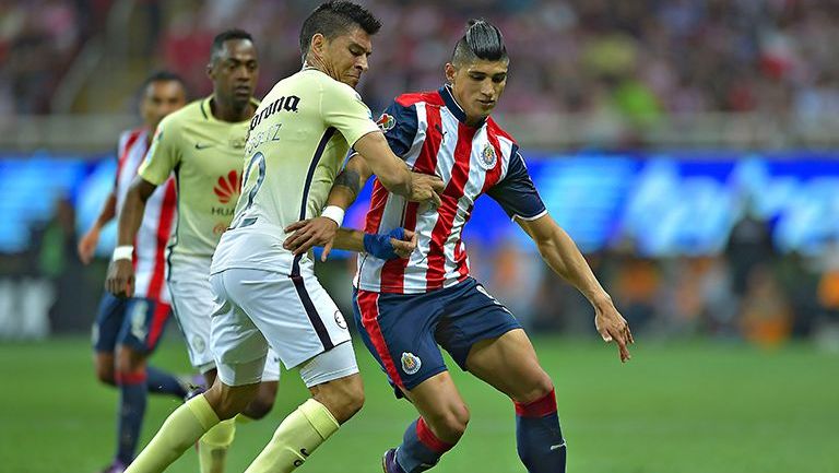 Alan Pulido lucha con Goltz por la posesión del balón