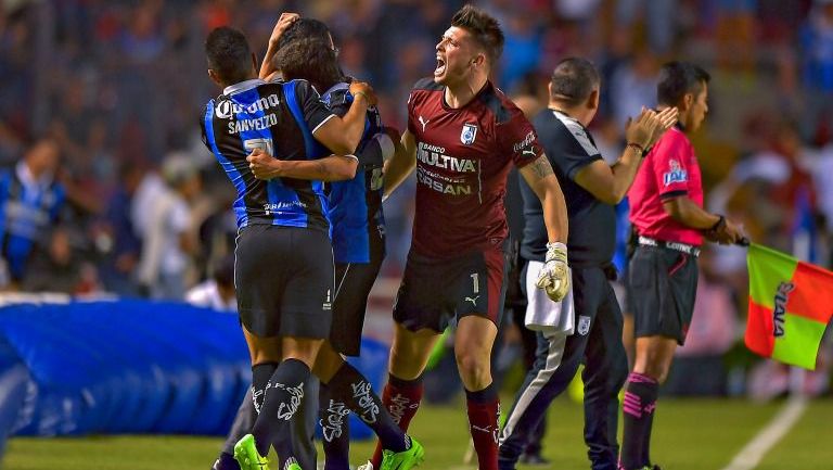 Jugadores de Gallos Blancos festejan el gol de la victoria contra León