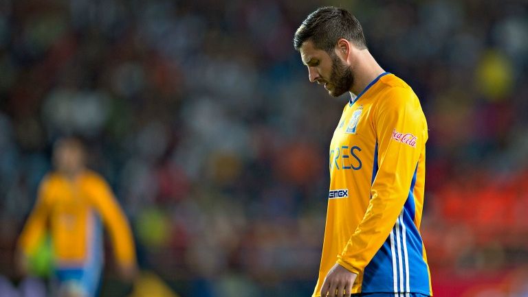 Gignac después de una falla frente a la portería