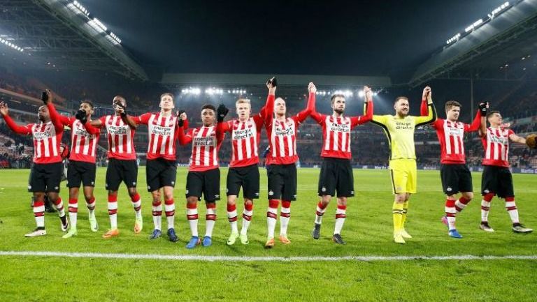 Jugadores del PSV agradecen el apoyo de su afición en el Philips Stadion