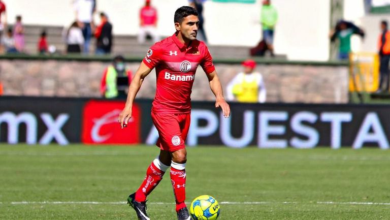 Antonio Naelson 'Sinha' conduce el balón durante un juego del Toluca