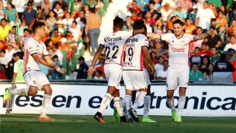 Jugadores de Morelia festejan un gol contra Jaguares