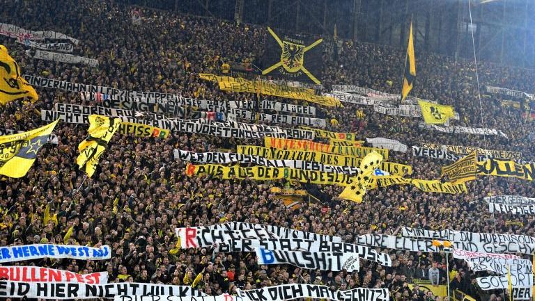 Seguidores del Borussia Dortmund apoyando a su equipo durante un juego