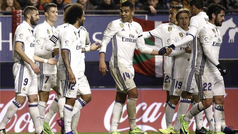 Jugadores del Madrid celebran una anotación en La Liga 