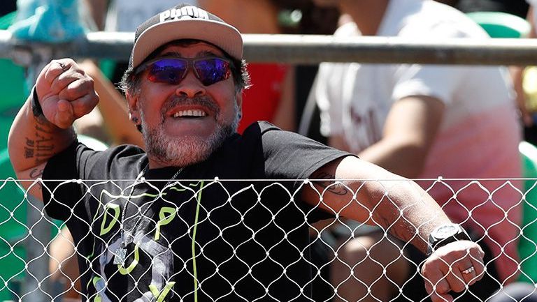 Maradona disfruta de un juego de Copa Davis