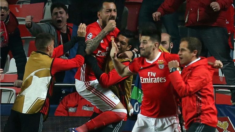 Jugadores del Benfica celebran el tanto de Mitroglou 