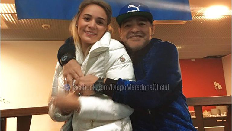 Maradona abraza a su novia Rocío
