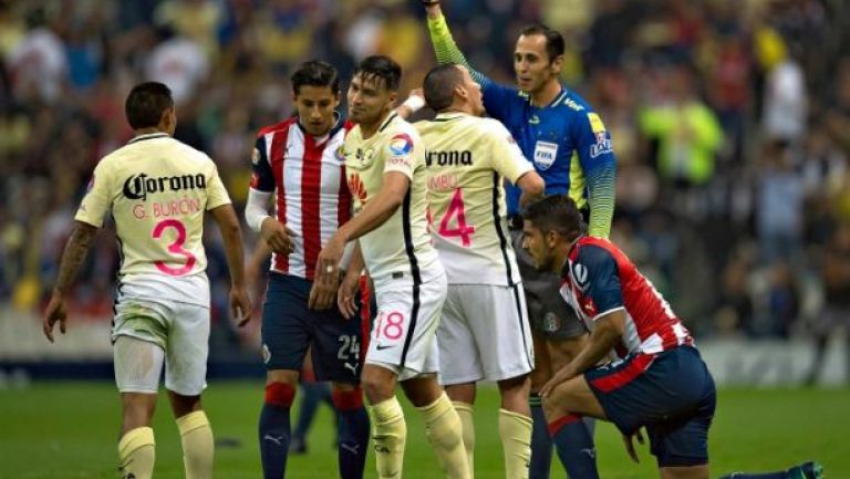 Santander amonesta durante el último Clásico Nacional en Copa