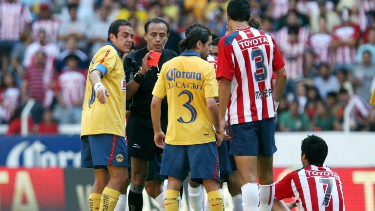 El árbitro expulsa a Gonzalo Pineda en 2007