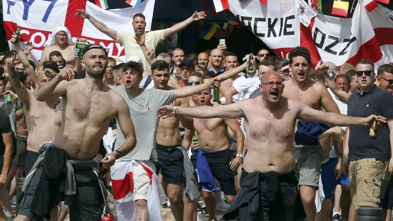 Hooligans rusos se manifiestan en la Euro 2016
