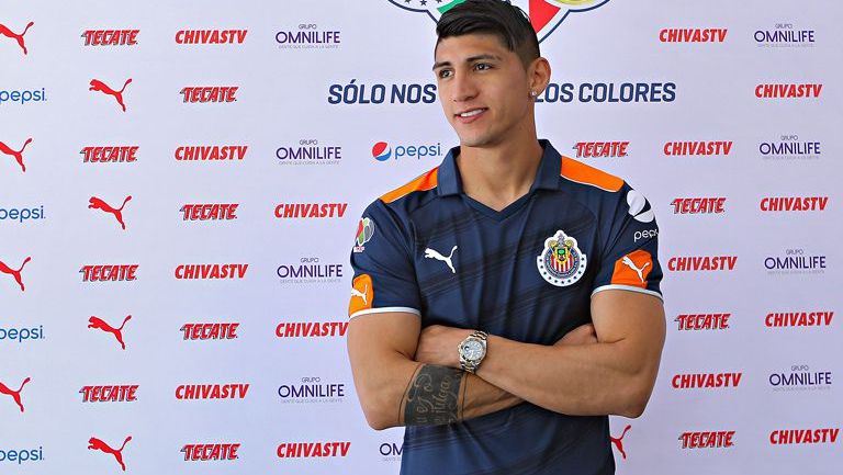 Alan Pulido posa durante el Día de Medios de Chivas