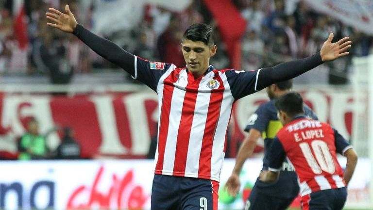 Pulido celebra un gol con la playera de Chivas