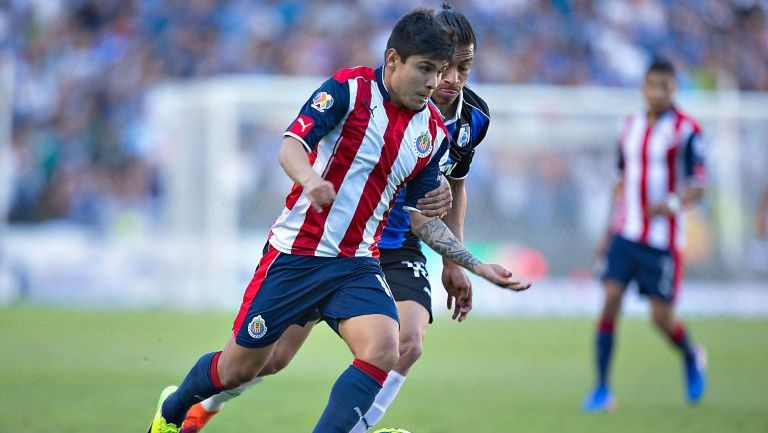 Chofis controla un balón durante un juego de Chivas