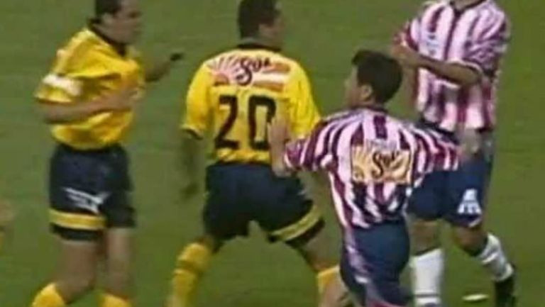 Felipe Robles y Cuauhtémoc Blanco, durante la pelea en el Verano 99