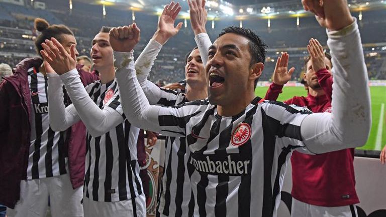 Marco Fabián celebra tras un partido con el Eintracht Frankfurt