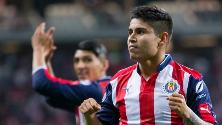 La Chofis festeja tras anotar un gol con las Chivas