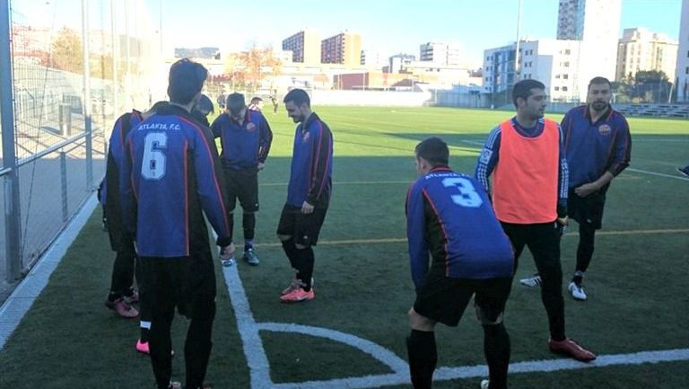 Jugadores del Atlanta El Raval, en su cancha