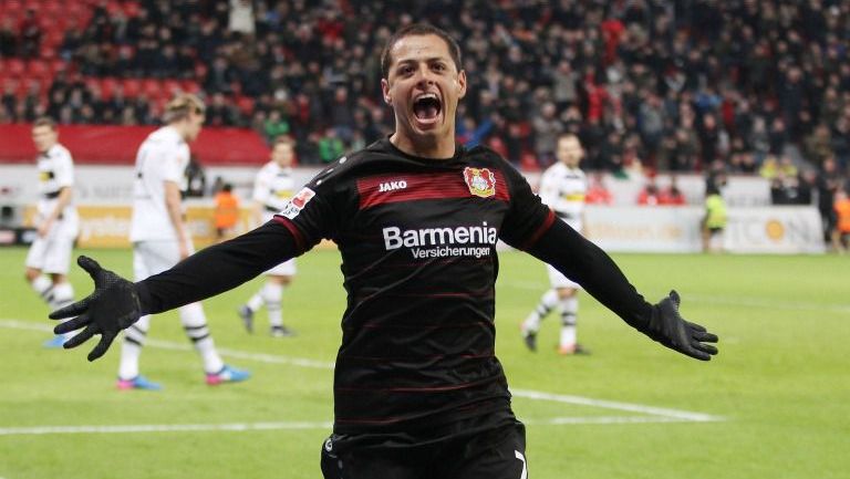 Chicharito festeja tras anotar en un partido del Bayer Leverkusen