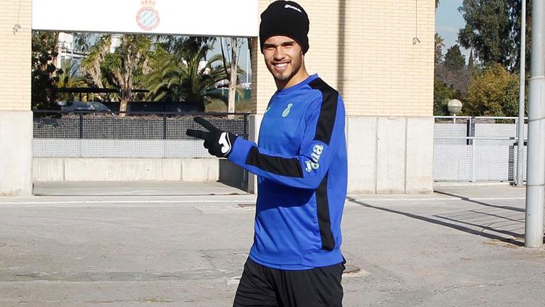 Diego Reyes saluda previo a un entrenamiento del Espanyol