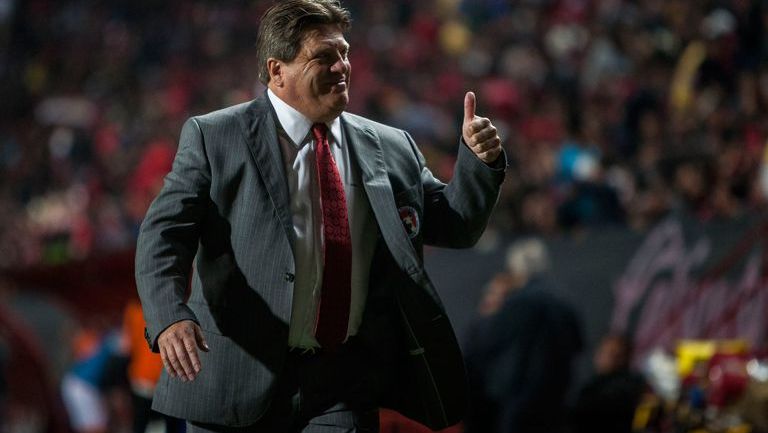 Miguel Herrera saluda a los aficionados en el estadio