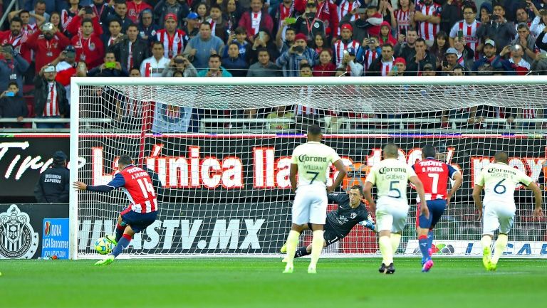 Momento en que Zaldívar cobra el penalti