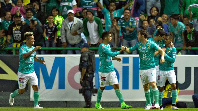 Jugadores del León festejan el tanto del empate frente a Santos