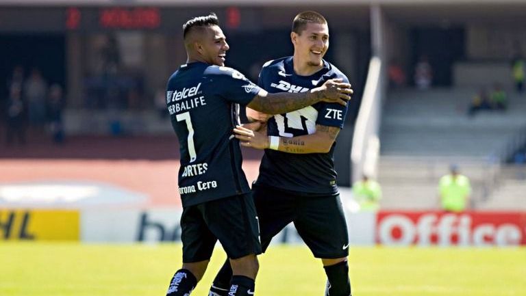 Cortés y Castillo festejan un gol de Pumas frente a Xolos