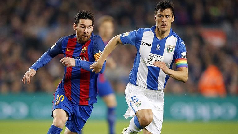 Messi trata de recuperar el balón contra Leganés