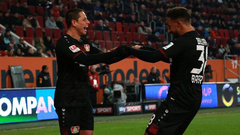 Chicharito celebra una anotación con el Bayer en Bundesliga 