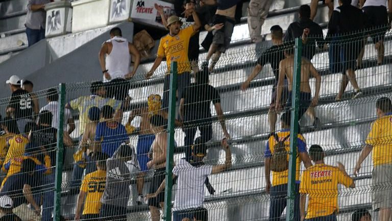 Aficionados de Tigres, durante la gresca en el Pirata Fuente