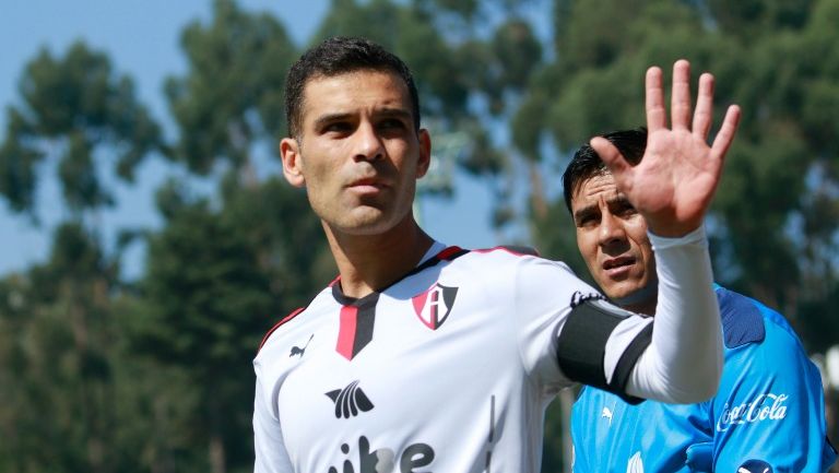 Rafael Márquez saluda a la afición de Atlas