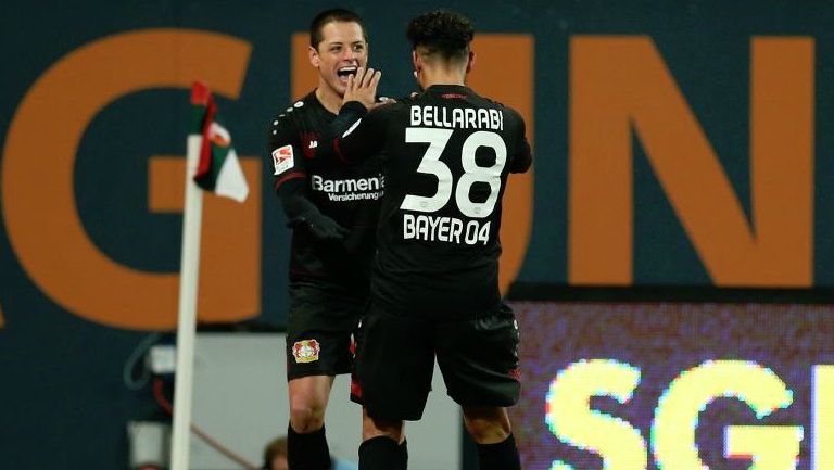 Chicharito celebra un gol con el Bayer Leverkusen