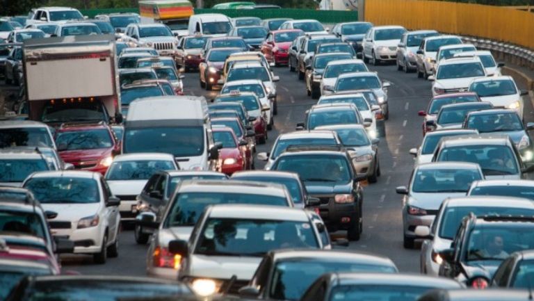 Autos, durante el tráfico en la CDMX