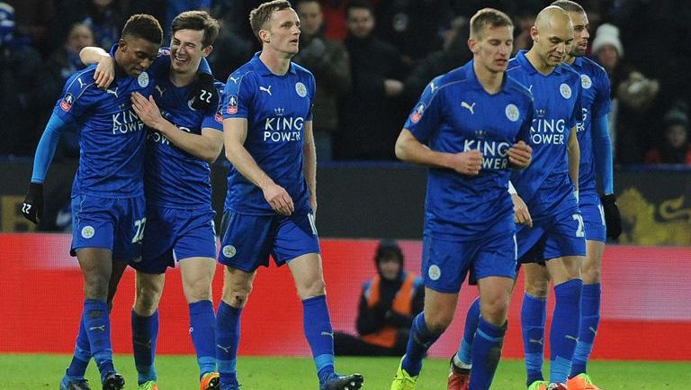 Jugadores del Leicester City festejan un gol en la Premier League