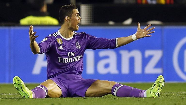 Cristiano Ronaldo reclama una acción en juego contra Valencia