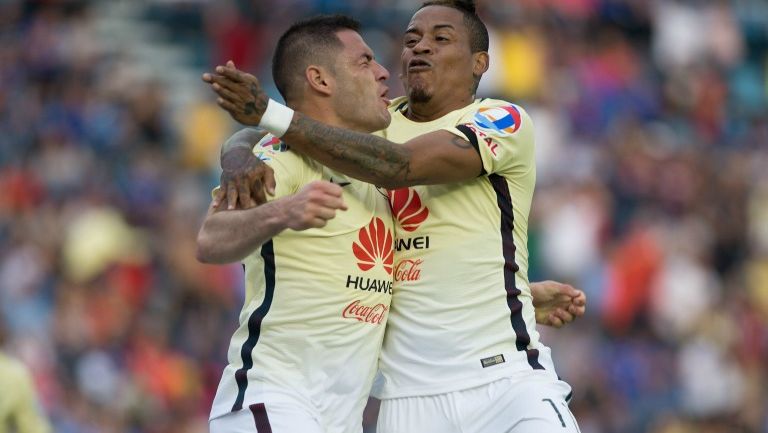 Aguilar y Arroyo se abrazan tras un gol a Cruz Azul