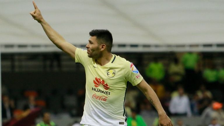 Silvio Romero festeja gol en la J1 del Clausura 2017