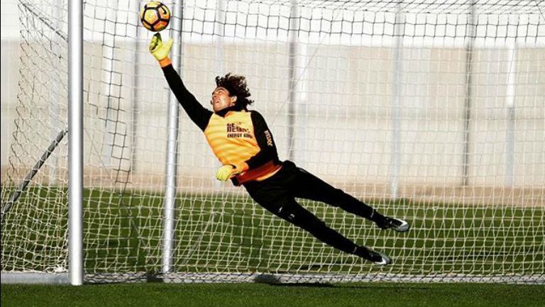 Memo Ochoa, durante entrenamiento con el Granada 